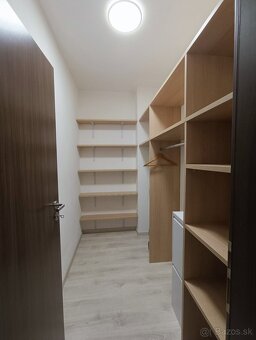 Ponúkam na prenájom moderný 2+kk byt s parkovacím miestom, k
