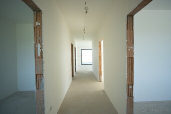 Ponúkame na predaj moderný rodinný dom v obci Červeník s úži