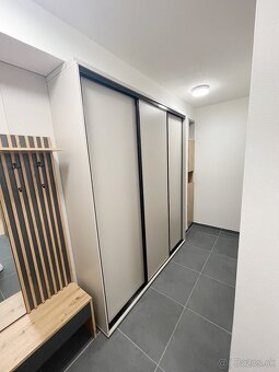 Ponúkame na prenájom 1.izb. byt s predelom izby na spálňu a 