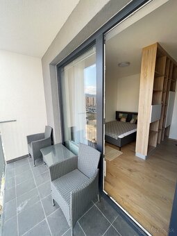 Ponúkame na prenájom 1.izb. byt s predelom izby na spálňu a 