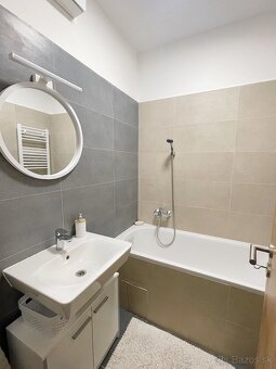 Ponúkame na prenájom 1.izb. byt s predelom izby na spálňu a 