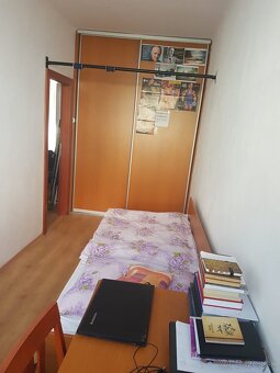 Dobrý deň,
Predám 3 izbový byt s rozlohou 66m2 v Banskej Bys