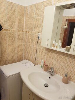 Dobrý deň,
Predám 3 izbový byt s rozlohou 66m2 v Banskej Bys