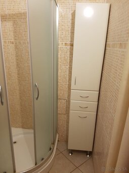 Dobrý deň,
Predám 3 izbový byt s rozlohou 66m2 v Banskej Bys