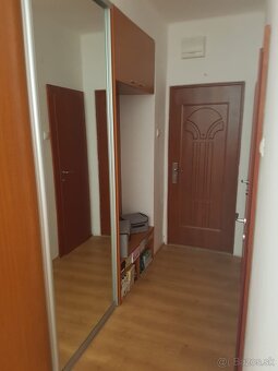 Dobrý deň,
Predám 3 izbový byt s rozlohou 66m2 v Banskej Bys