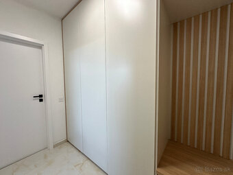 Prenajmem 2 izbový byt, kompletne zariadený.
Byt je nový, eš