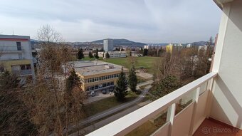 Ponúkam na prenájom priestranný a svetlý 2-izbový byt o výme