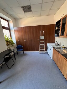 EXKLUZÍVNA HISTORICKÁ ADMINISTRATÍVNA BUDOVA PO KOMPLETNEJ R