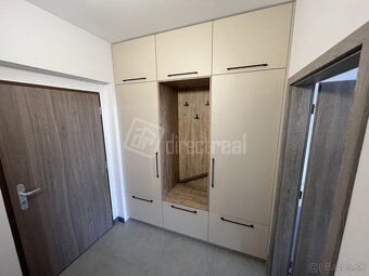 NOVÝ, ZARIADENÝ 1 IZBOVÝ BYT 39 m2 + LOGGIA PRIAMO V CENTRE 