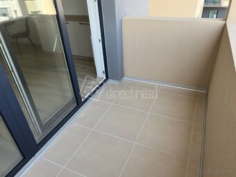 NOVÝ, ZARIADENÝ 1 IZBOVÝ BYT 39 m2 + LOGGIA PRIAMO V CENTRE 