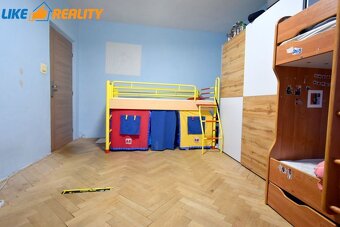 Ponúkame na predaj dispozične veľmi dobre riešený 4-izbový b