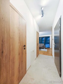 Ponúkame na prenájom exkluzívny 2-izbový byt s garážovým par
