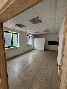 Ponúkame na prenájom modernú priemyselnú budovu, ktorá spĺňa