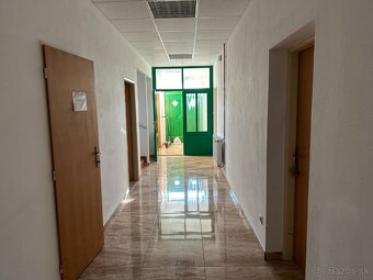 Ponúkame na prenájom modernú priemyselnú budovu, ktorá spĺňa