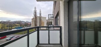 Cena: 750,- EUR,-€ (vrátane garážového státia a zálohy za en