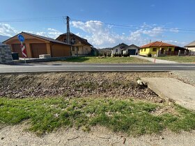 Ponúkame na predaj pekný slnečný rovinatý pozemok v osobnom 