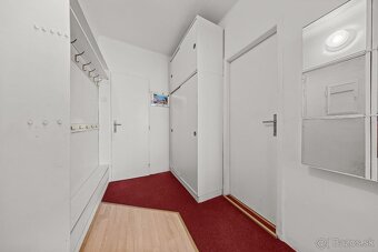 Predam priestranny 3 izbovy byt v tehlovom dome, poschodie 2