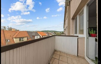 Predam priestranny 3 izbovy byt v tehlovom dome, poschodie 2