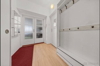 Predam priestranny 3 izbovy byt v tehlovom dome, poschodie 2