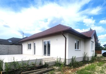 Ponúkame na predaj dva rodinné domy, 3 a 4 izbové, nízko-ene