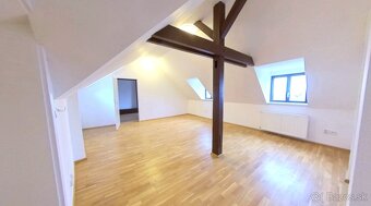 Ponúkame na predaj 5 izbový historický rodinný dom na hradno