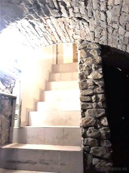 Ponúkame na predaj 5 izbový historický rodinný dom na hradno