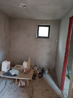 Príjemná, pekná, podpivničená chatka je na predaj. Pivnica j