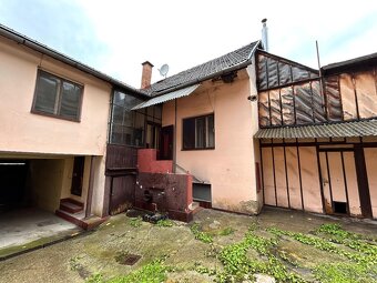 Ponúkame na predaj je starší, veľmí zaujímavý rodinný dom na