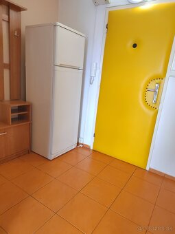 Prenajmem 1-izbový byt (garsónku) 32m2 s výťahom a priestran