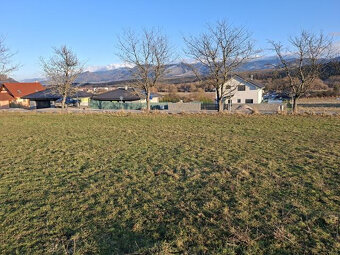 Ponúkame na predaj stavebný pozemok s výmerou 793 m² v obci 