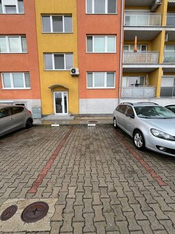 Ponúkam na predaj príjemný a svetlý 2-izbový byt v Senci, v 