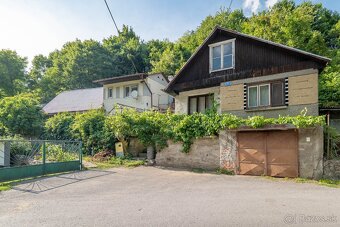 Ponúkame na predaj rodinný domček v obci Vyhne, situovaný v 