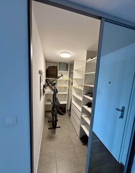Ponúkame na predaj krásny, priestranný a moderne riešený zar