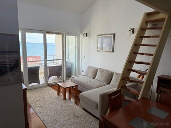Máme na predaj 1,5 izbový apartmán, 3 metre od mora. V slepe