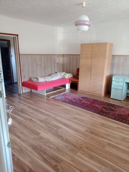 Predáme priestranný 6,5-izbový rodinný dom v pokojnej obci D