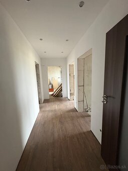 Tento priestranný rodinný dom v obci Kostolné Kračany so sln