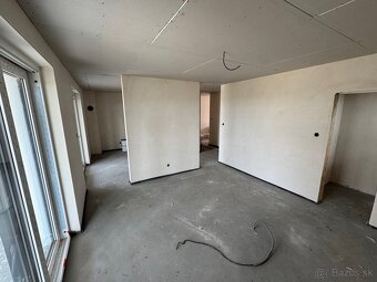NOVOSTAVBA 4-IZBOVÝ DOM – VINNÉ – PRI JAZERE – 800 m² – NOVÝ