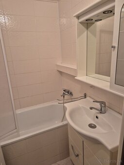 Predám 2-izbový byt s balkónom v Leviciach na ulici Kpt. J. 