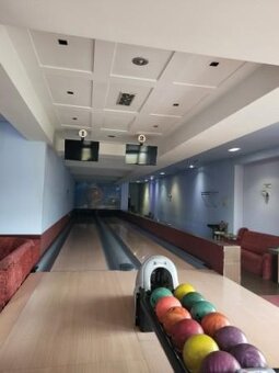 V centre mesta Brezna na námestí, / pre domácich - ulička ku