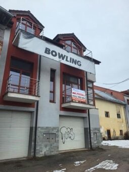 V centre mesta Brezna na námestí, / pre domácich - ulička ku
