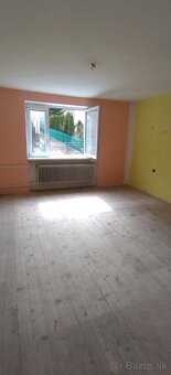 Majiteľ ponúka na predaj starší dvojpodlažný rodinný dom vo 