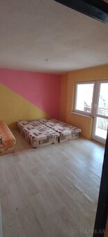 Majiteľ ponúka na predaj starší dvojpodlažný rodinný dom vo 