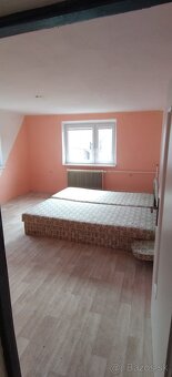 Majiteľ ponúka na predaj starší dvojpodlažný rodinný dom vo 