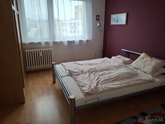 Byt sa nachádza v nízkopodlažnom bytovom dome v peknej lokal