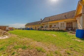 Ponúkame na predaj krásny rovinatý pozemok o výmere 1.255 m2