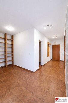 Ponúkame na prenájom priestranný a svetlý 2,5-izbový byt s b