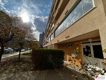 Ponúkame na prenájom priestranný a svetlý 2,5-izbový byt s b