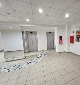 Predám jednoizbový byt na terase Trieda SNP 61/A. Byt má 33m