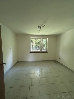 Ponúkam na predaj priestranný rodinný dom na slnečnom pozemk