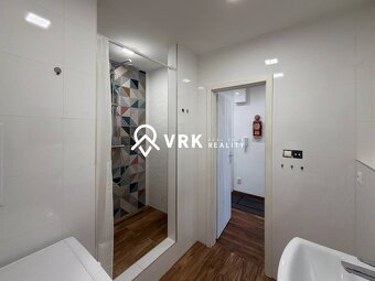Ponúkame na predaj priestranný a moderne zrekonštruovaný byt